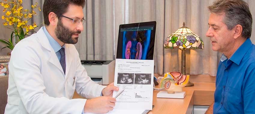 urologista analisando exame de PSA