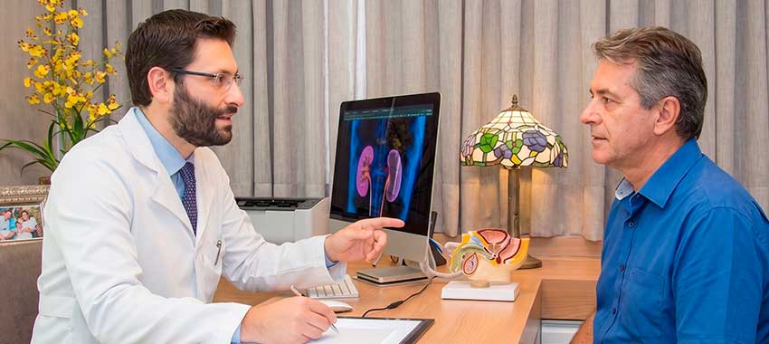 urologista avaliando risco de cancer de prostata no paciente