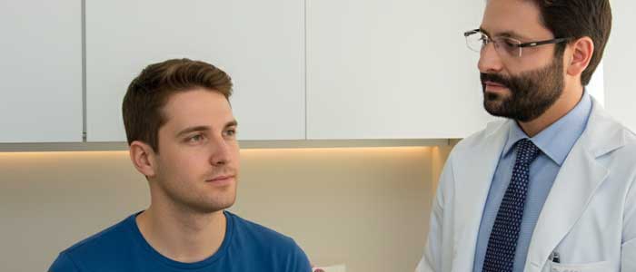 urologista Julio Bissoli atendendo paciente