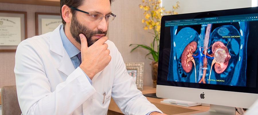 urologista analisando exame cancer de rim