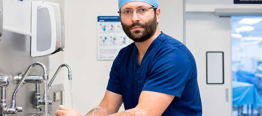 urologista se preparando para cirurgia